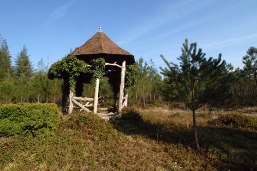 Tonnelle perdue dans les pins sur le domaine de la Noirie dans la Sartre.